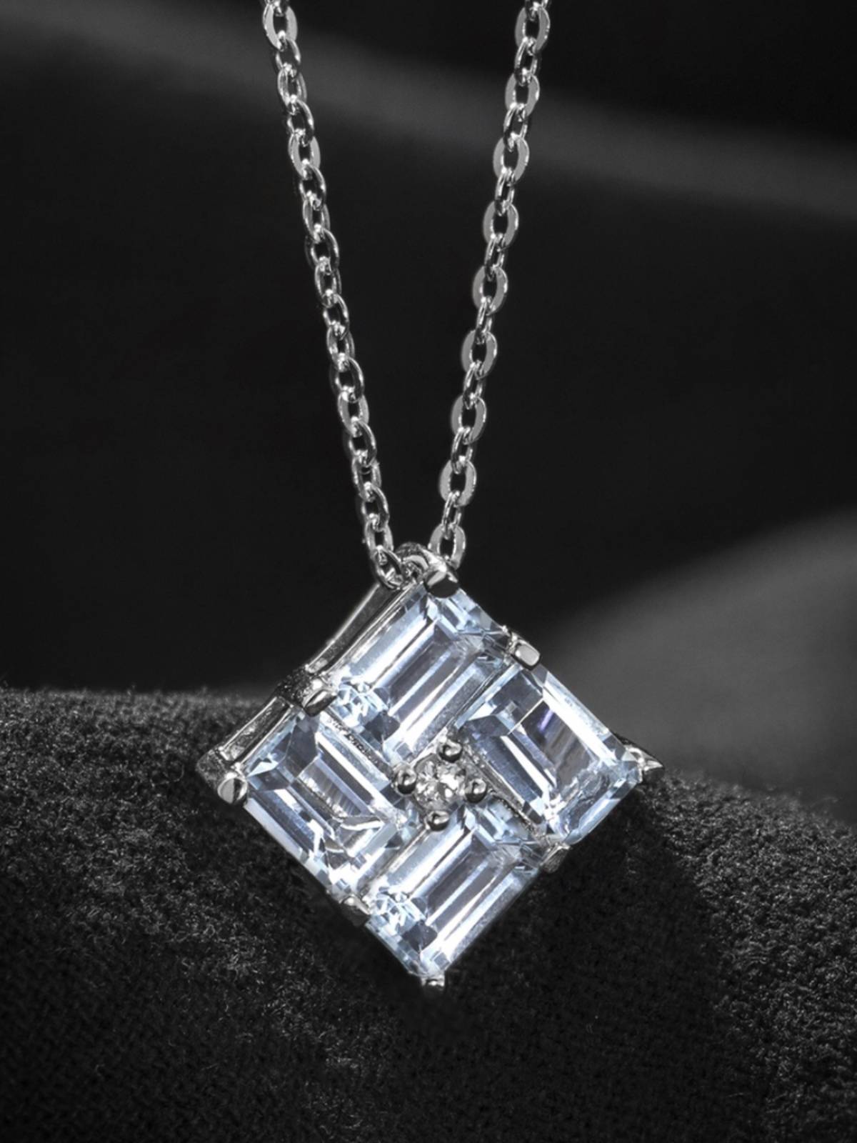 S925 silver inlaid 2 carat natural sea sapphire pendant is simple and generous, hundred -match color gem pendant