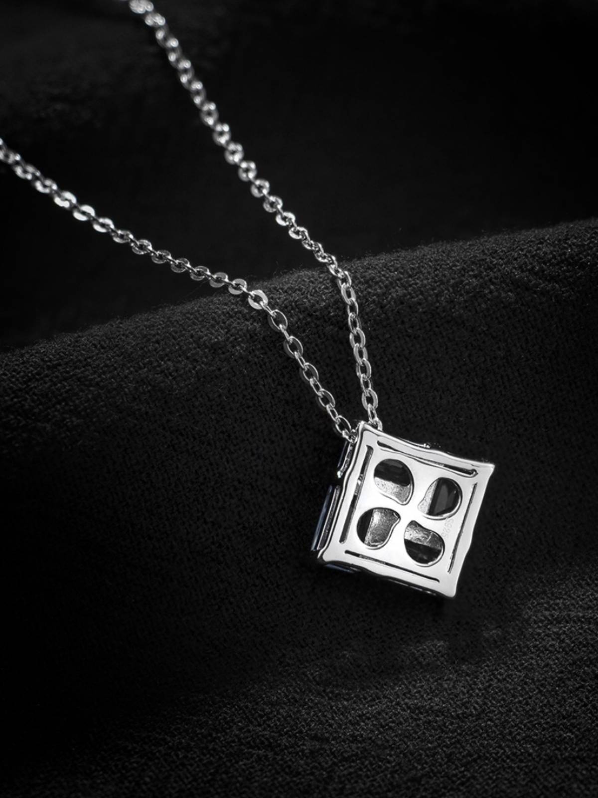 S925 silver inlaid 2 carat natural sea sapphire pendant is simple and generous, hundred -match color gem pendant