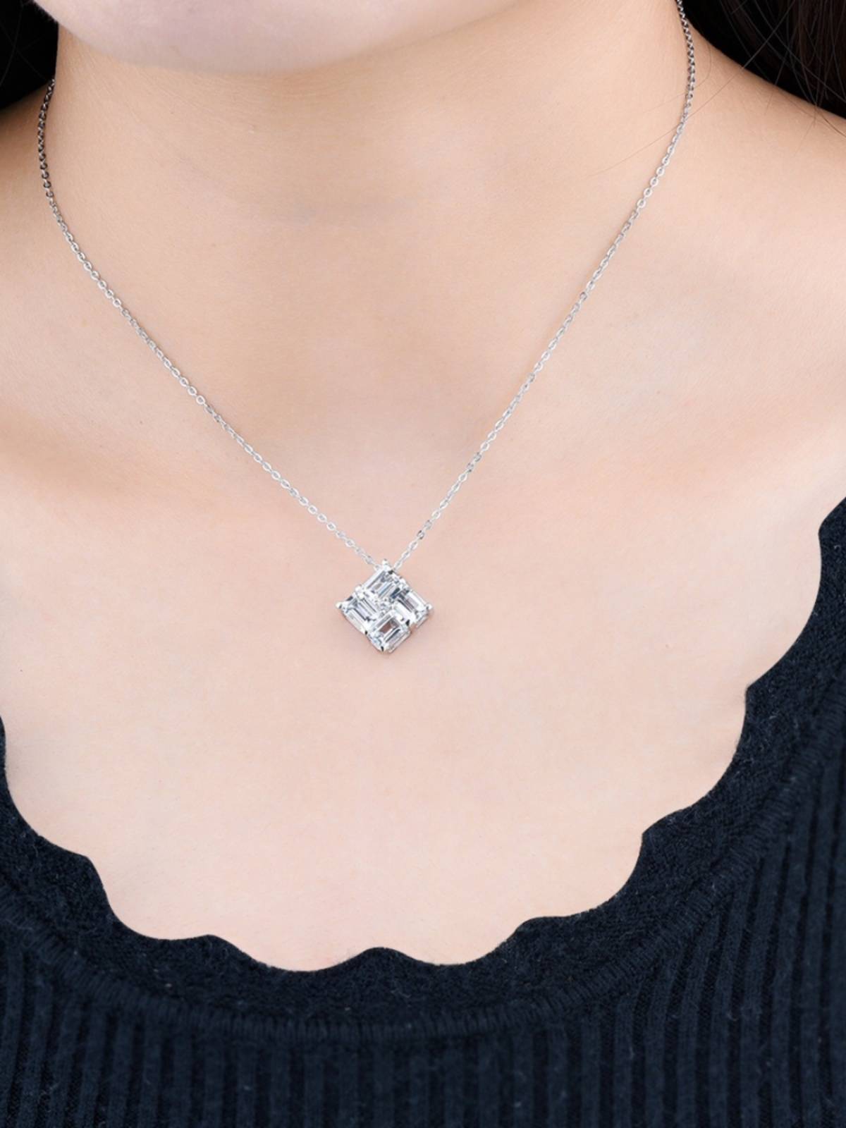 S925 silver inlaid 2 carat natural sea sapphire pendant is simple and generous, hundred -match color gem pendant