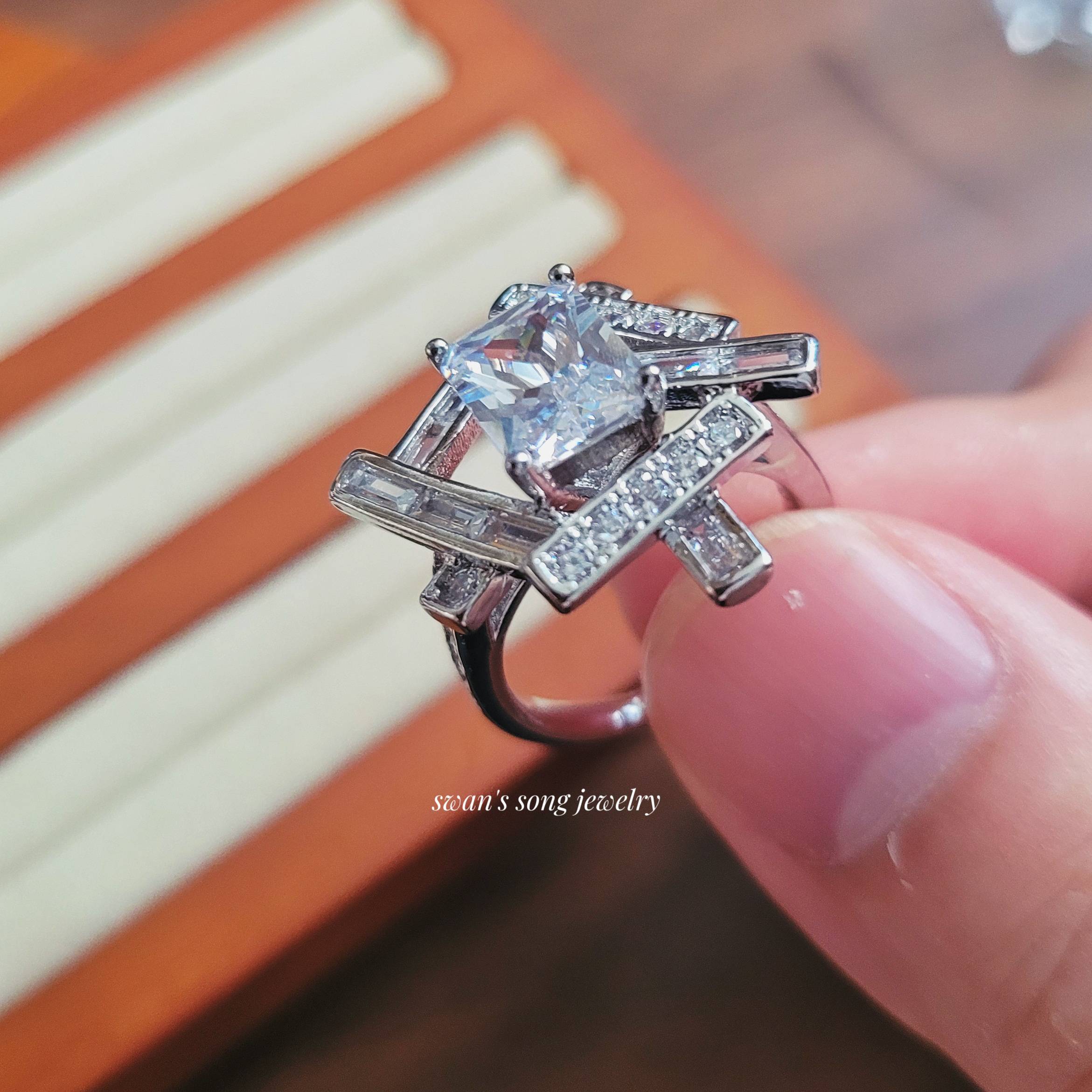 Japan, the classic "long bars intertwined" ring, artificially cultivate German high -carbon diamonds