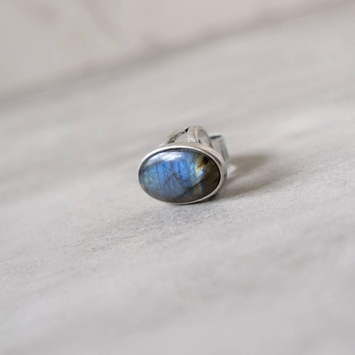 Retro old silver inlaid natural stretch stone exaggerated rings/jewelry