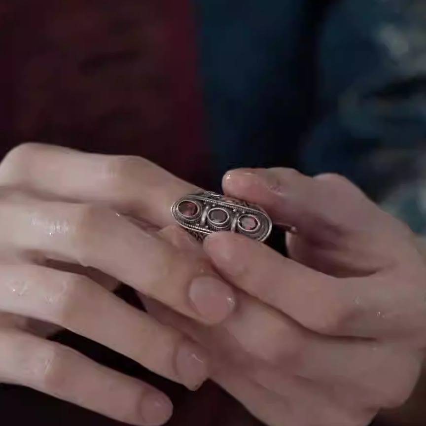 Nepalese retro ancient Qing Yu Ying Yueyan two princes' same ring hollow inlaid inlaid garnet ring ring men's and women's opening