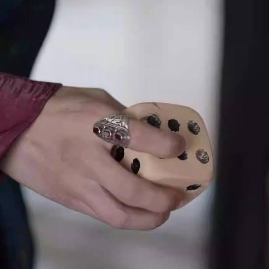 Nepalese retro ancient Qing Yu Ying Yueyan two princes' same ring hollow inlaid inlaid garnet ring ring men's and women's opening