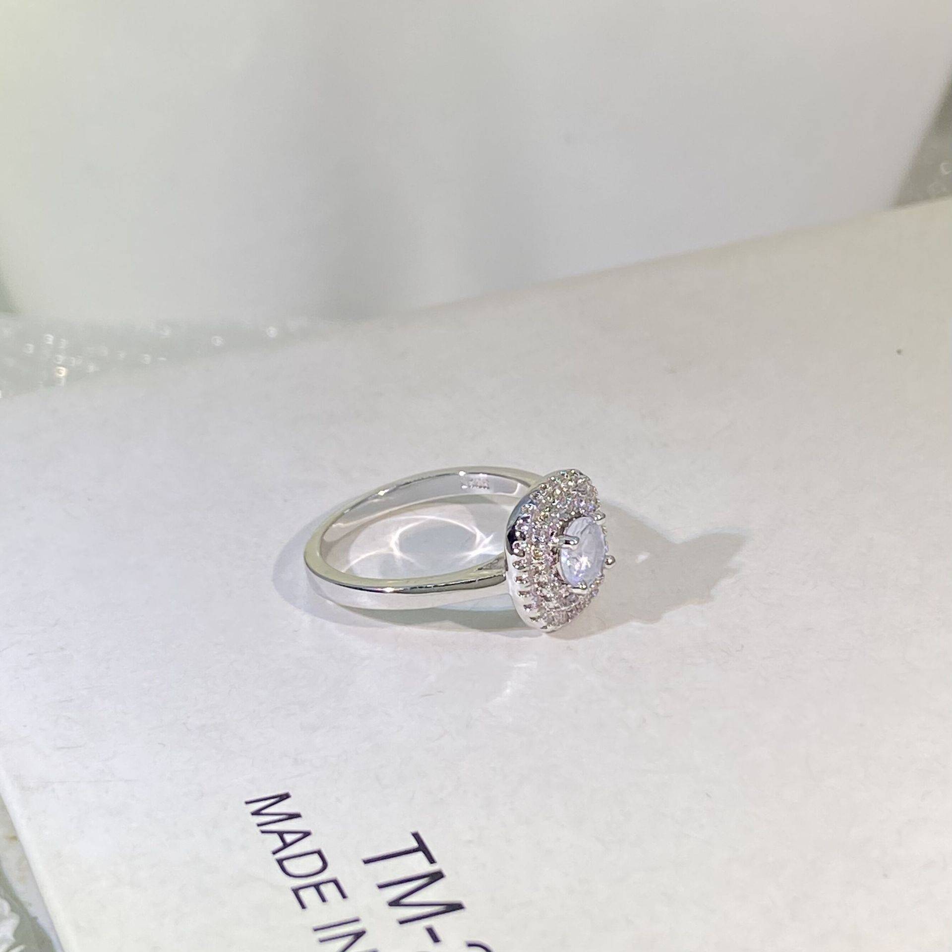 Cross -border European and American ring micro -inlaid silver rings Female electroplated platinum luxury simulation diamond ring