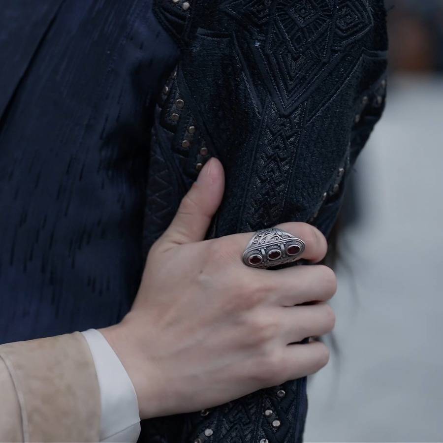 Nepalese retro ancient Qing Yu Ying Yueyan two princes' same ring hollow inlaid inlaid garnet ring ring men's and women's opening