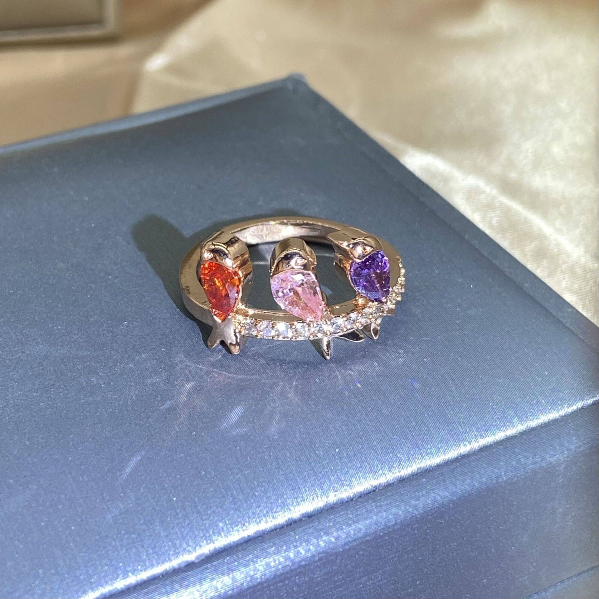 European and American cross -border hand decoration Bird color stone hand inlaid flower animal ring