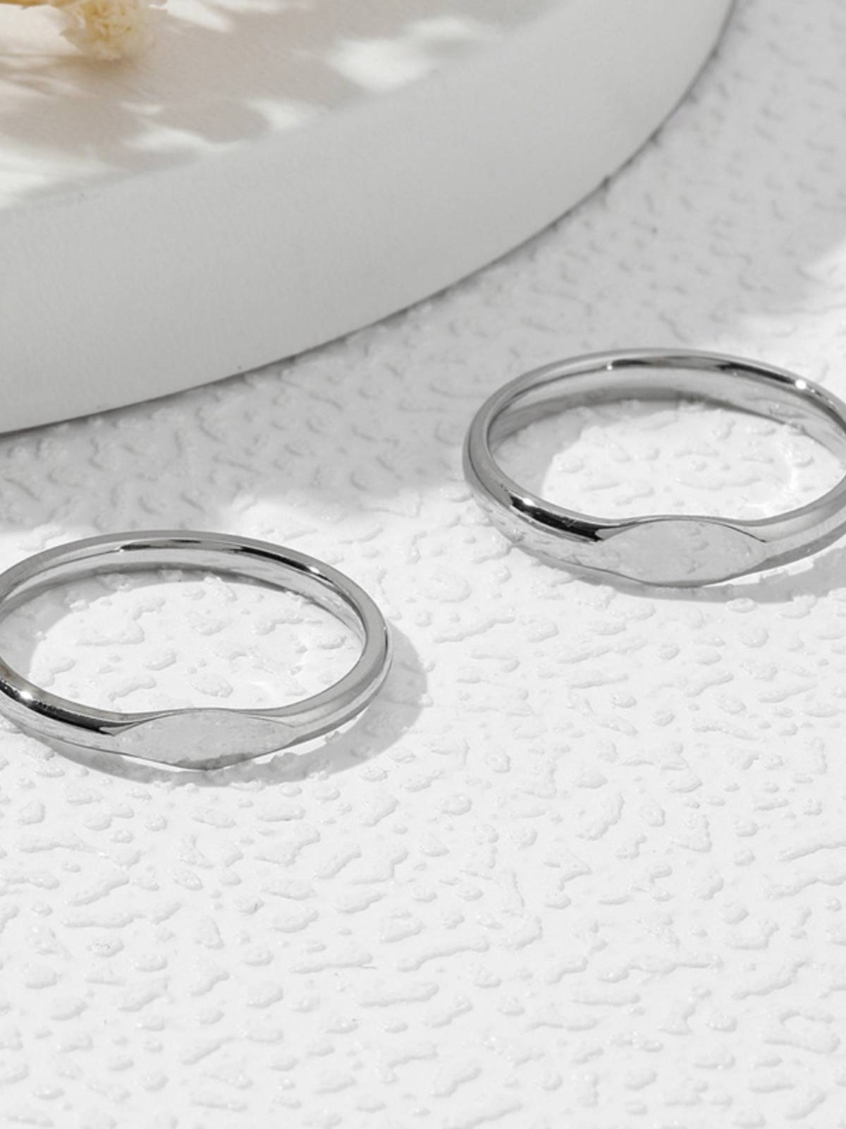 Stainless steel jewelry fashion light luxury 4mm light board can be carved with couple titanium steel ring finger ring female source factory