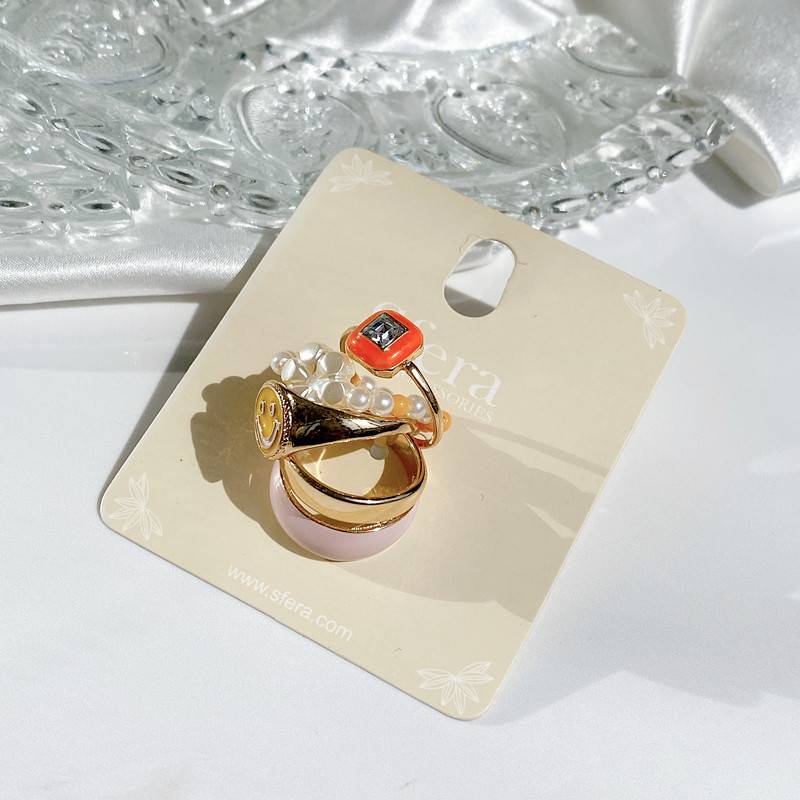 Qingdao European and American jewelry elastic pearl personality trendy golden smiley niche high -level high -level sense multiple rings