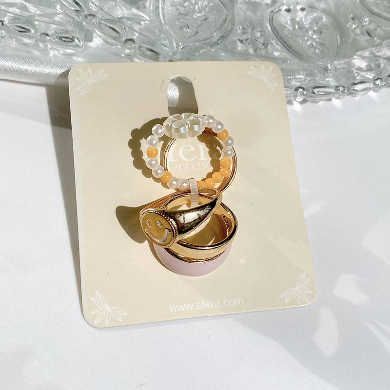Qingdao European and American jewelry elastic pearl personality trendy golden smiley niche high -level high -level sense multiple rings