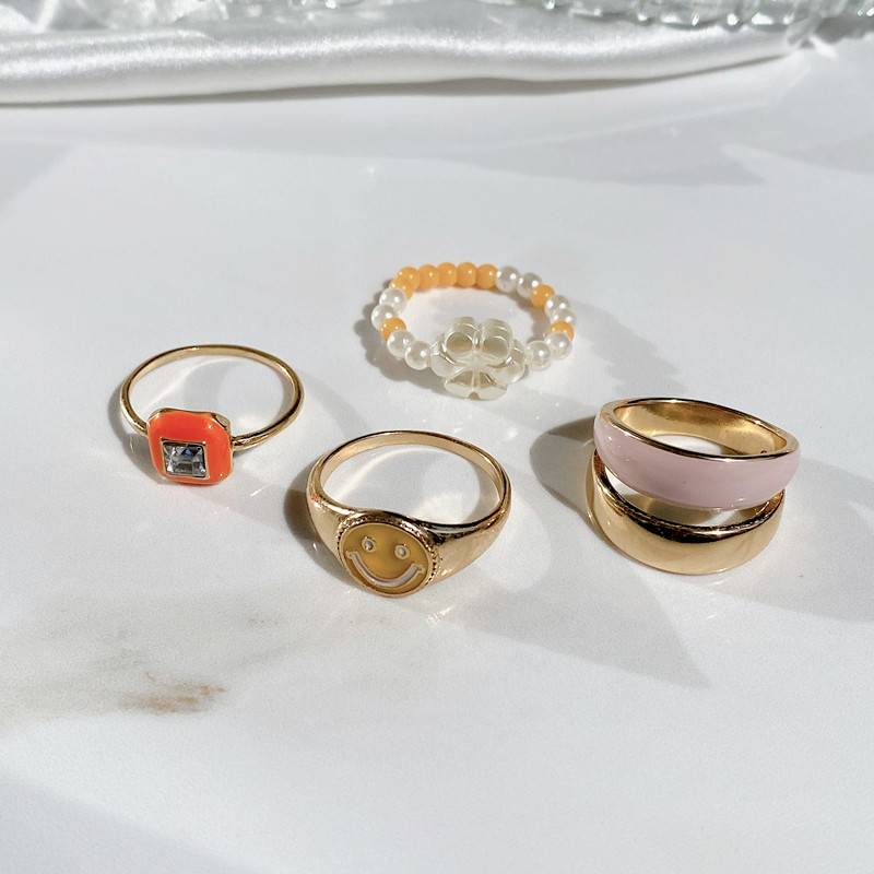 Qingdao European and American jewelry elastic pearl personality trendy golden smiley niche high -level high -level sense multiple rings