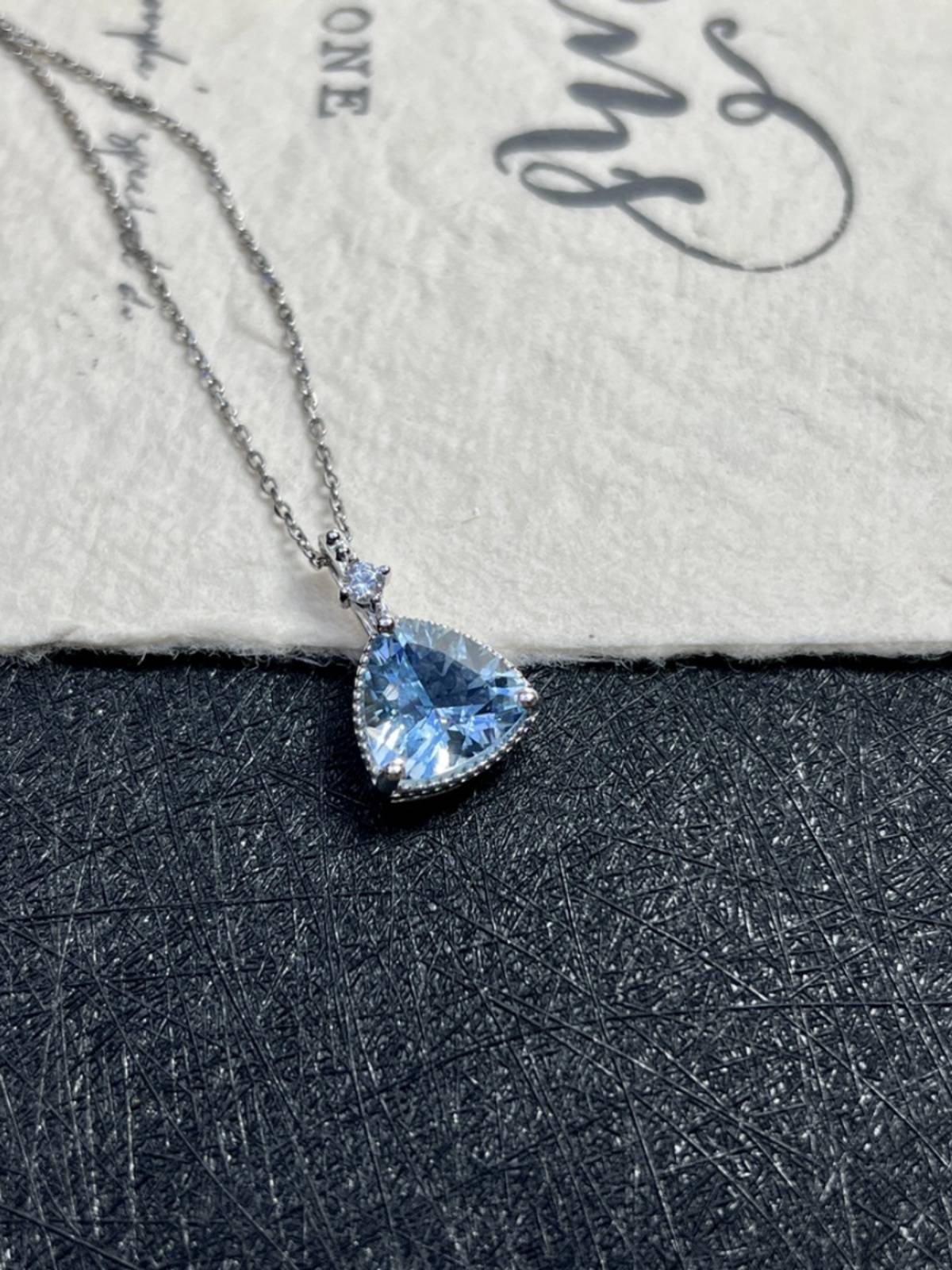 S925 Silver inlaid 2.8 carats of fat triangle Hairo pendant Simple and fashionable style shows white and generous pendant