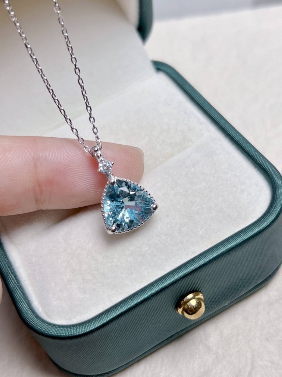 S925 Silver inlaid 2.8 carats of fat triangle Hairo pendant Simple and fashionable style shows white and generous pendant
