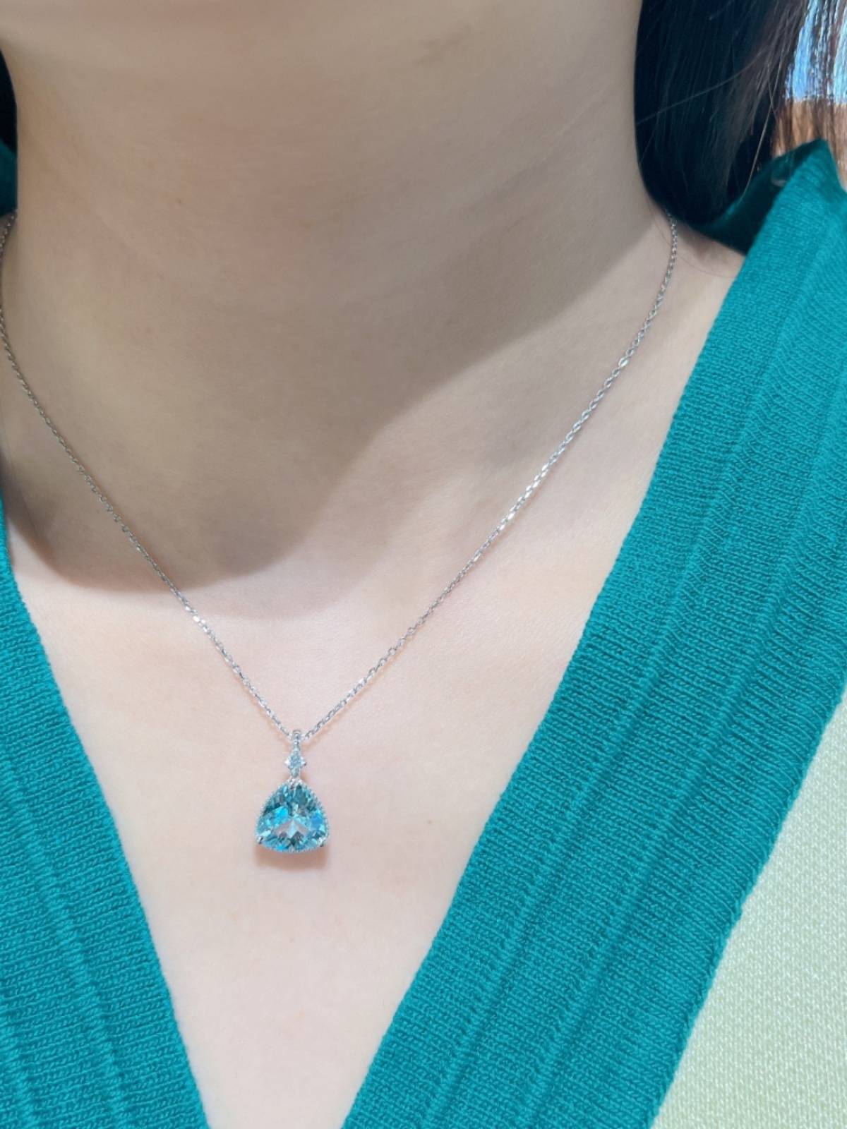 S925 Silver inlaid 2.8 carats of fat triangle Hairo pendant Simple and fashionable style shows white and generous pendant
