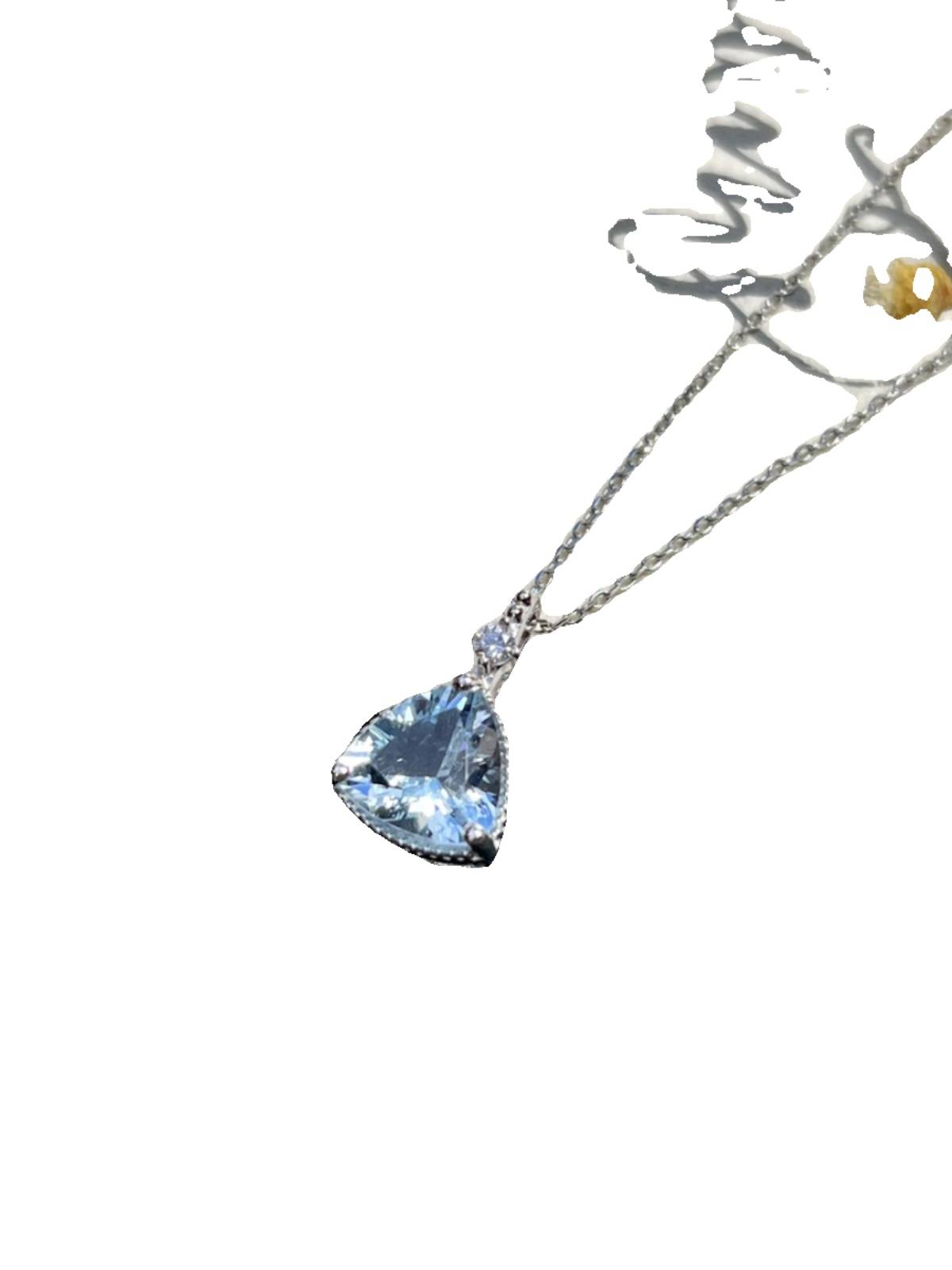 S925 Silver inlaid 2.8 carats of fat triangle Hairo pendant Simple and fashionable style shows white and generous pendant