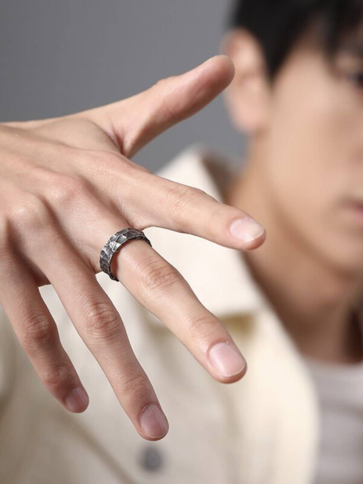 Korean version of retro stone pattern ring female simple personality niche design high -level fingerprint ring finger ring tail ring
