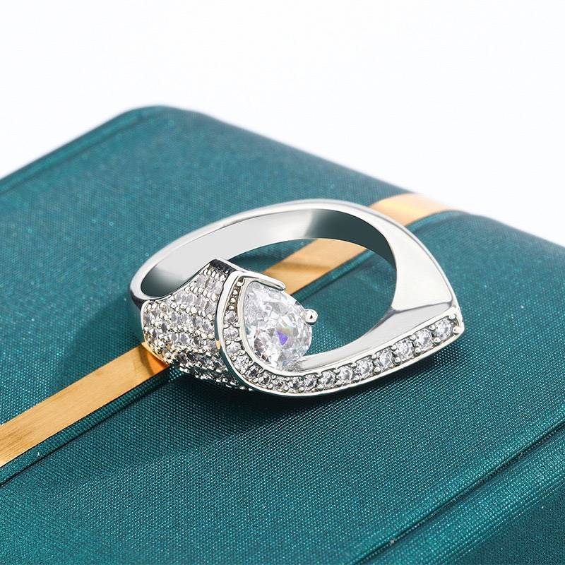 Speedment of geometric jewelry inlaid diamond ring single diamond curved European and American style handbroken jewelry lines prominent feeling