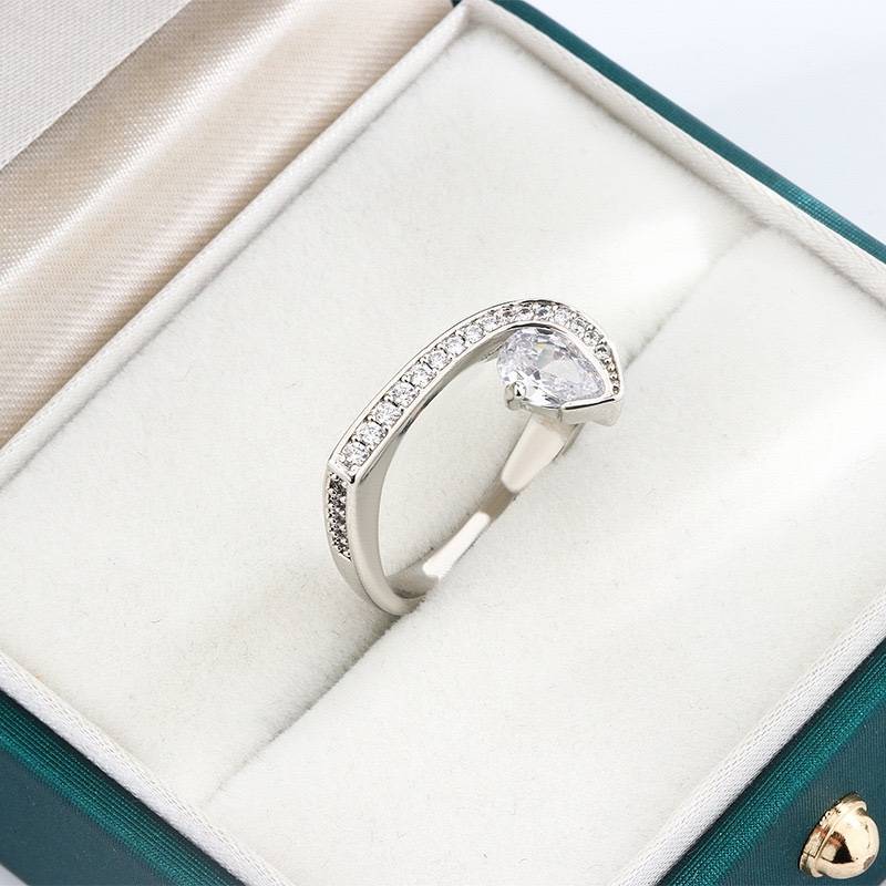 Speedment of geometric jewelry inlaid diamond ring single diamond curved European and American style handbroken jewelry lines prominent feeling