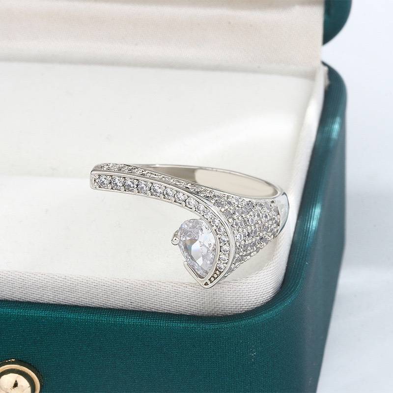 Speedment of geometric jewelry inlaid diamond ring single diamond curved European and American style handbroken jewelry lines prominent feeling