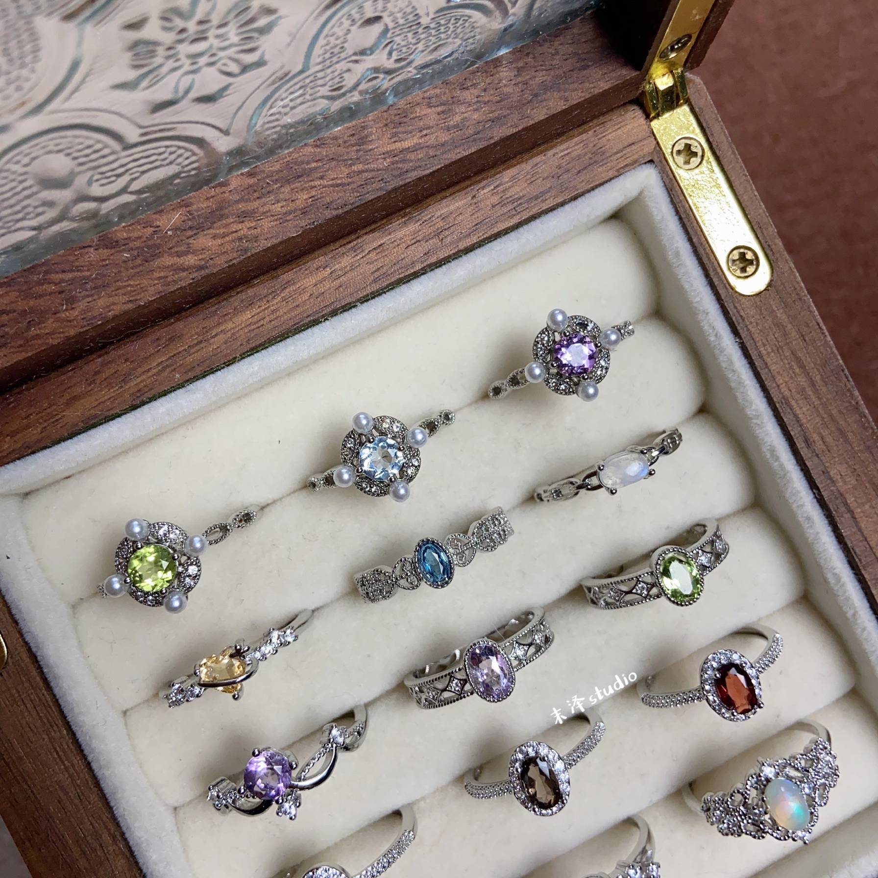 Midawa retro versatile exquisite colorful crystal ins, niche high -level sensor ring jewelry ring gift 4.12