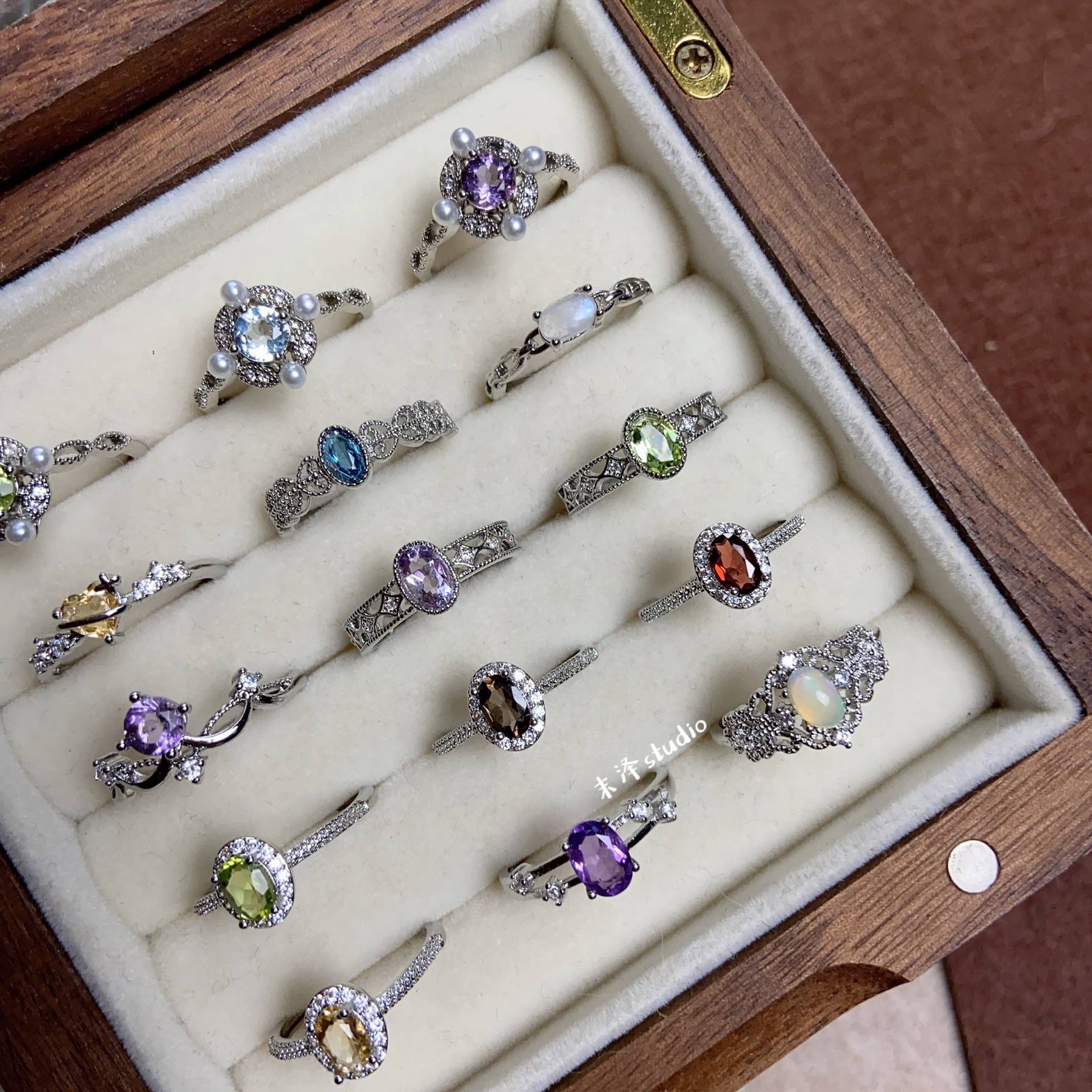 Midawa retro versatile exquisite colorful crystal ins, niche high -level sensor ring jewelry ring gift 4.12