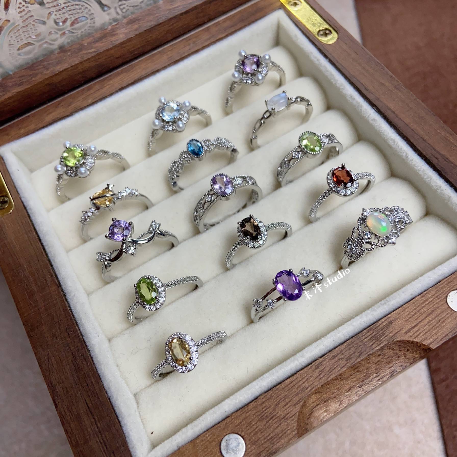 Midawa retro versatile exquisite colorful crystal ins, niche high -level sensor ring jewelry ring gift 4.12