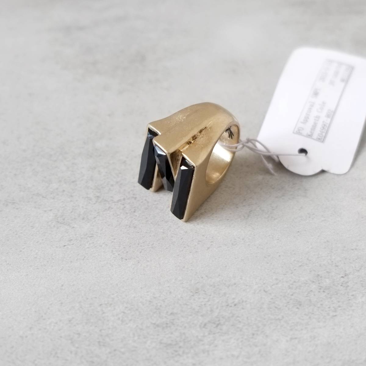 Geometric architectural style Black staggered design without light gold metal texture ring/jewelry