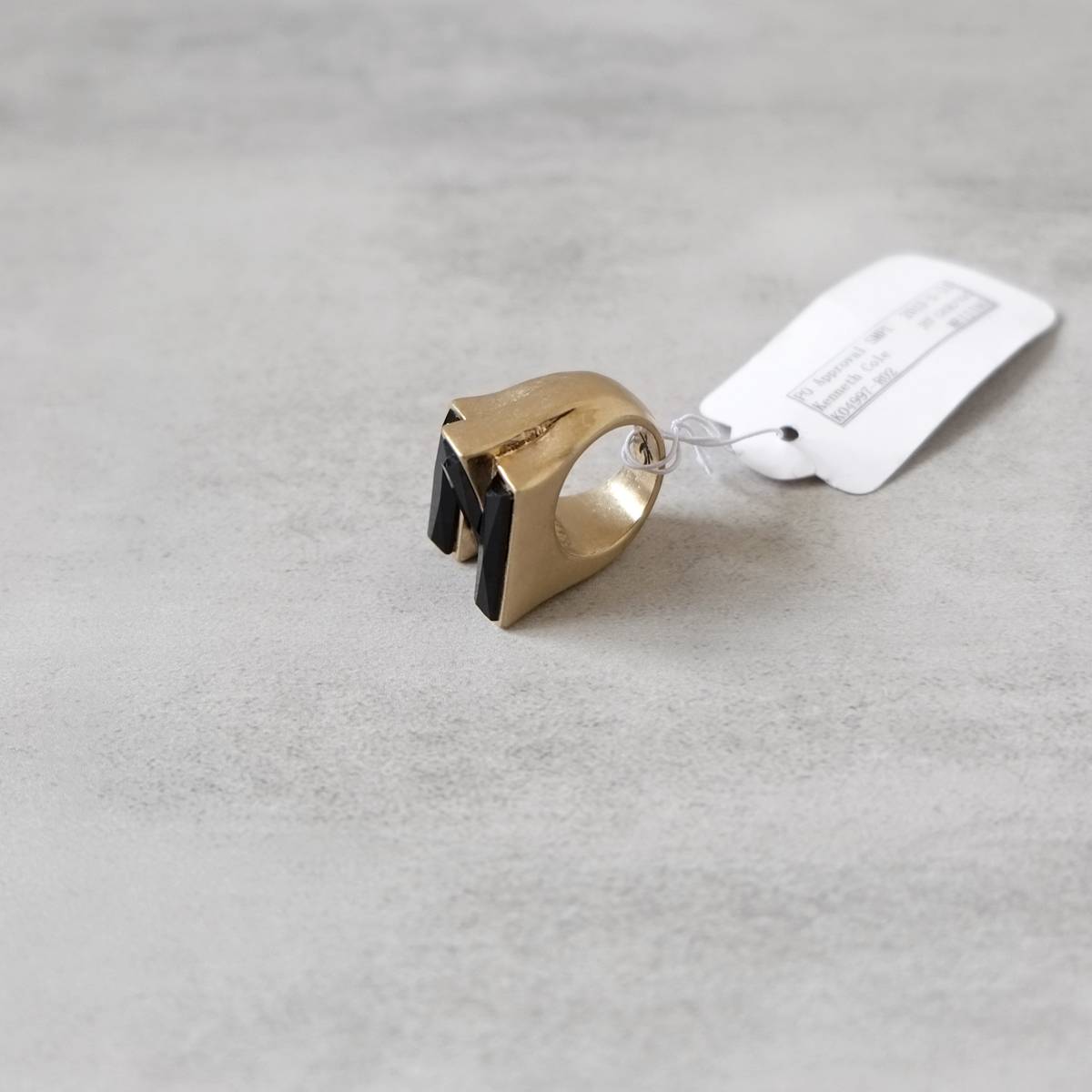 Geometric architectural style Black staggered design without light gold metal texture ring/jewelry