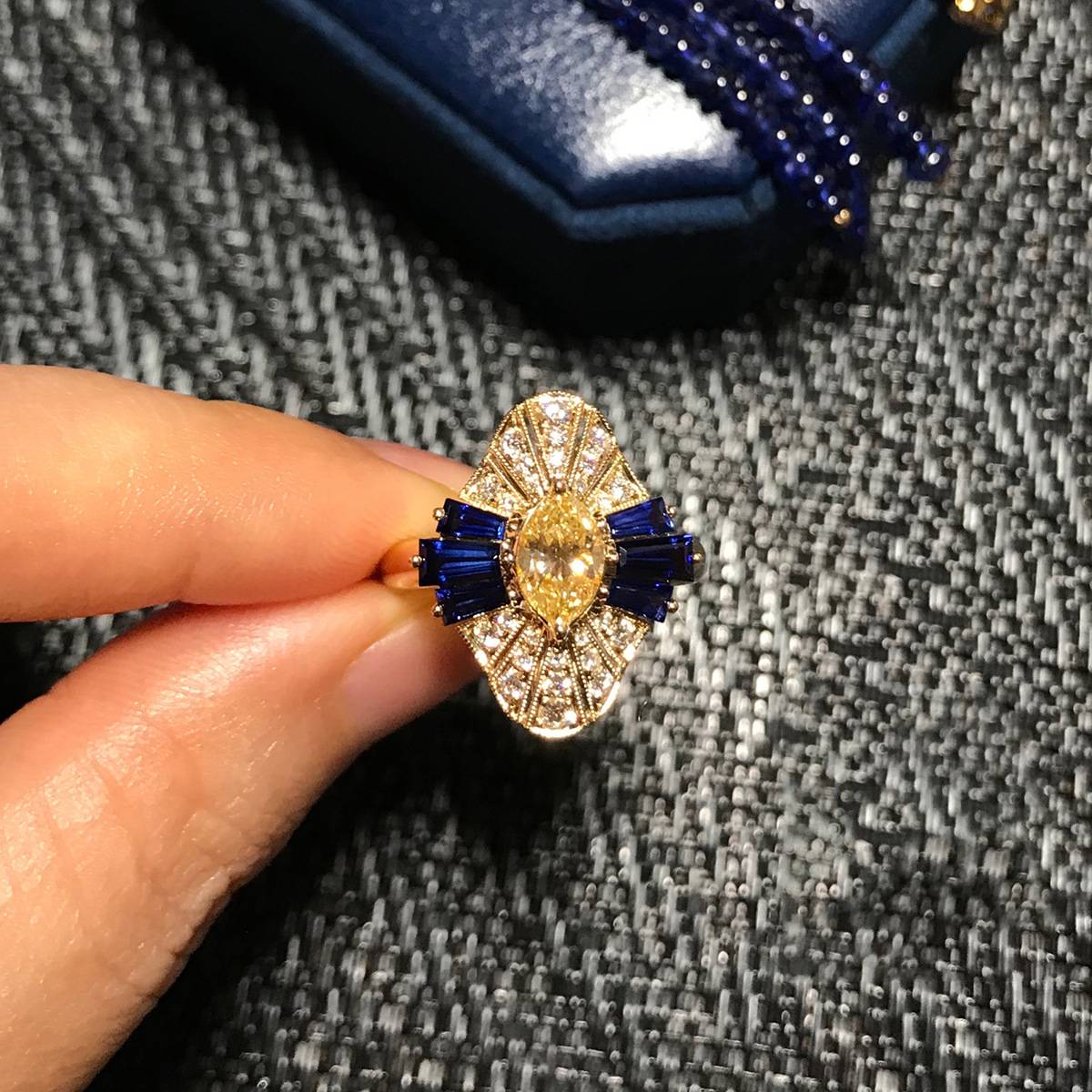 YOUNG French retro horses -shaped yellow vermiculite ring sapphire 18k golden ring cushioning style jewelry
