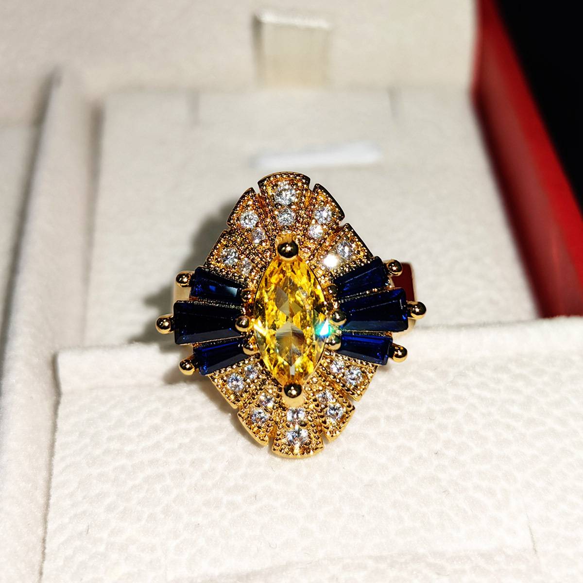 YOUNG French retro horses -shaped yellow vermiculite ring sapphire 18k golden ring cushioning style jewelry