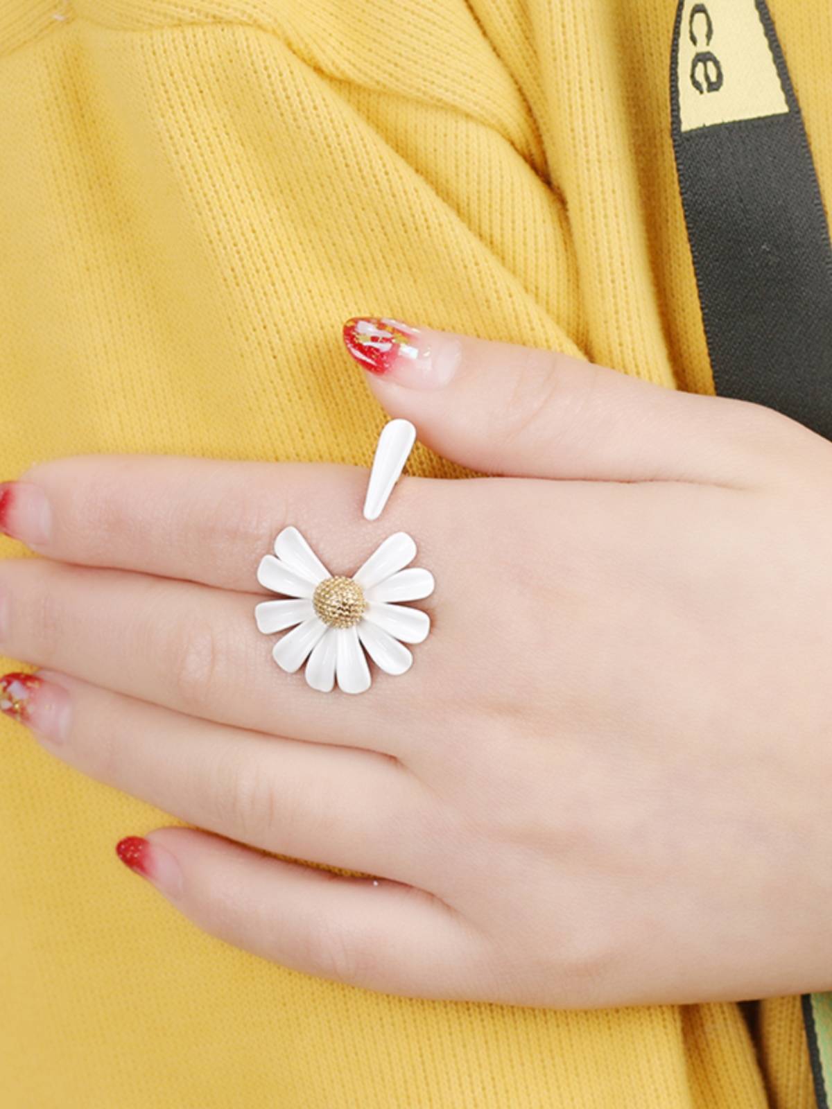American niche light luxury, fresh personality versatile small daisy high -temperature baking paint flower ring opening can adjust the ring