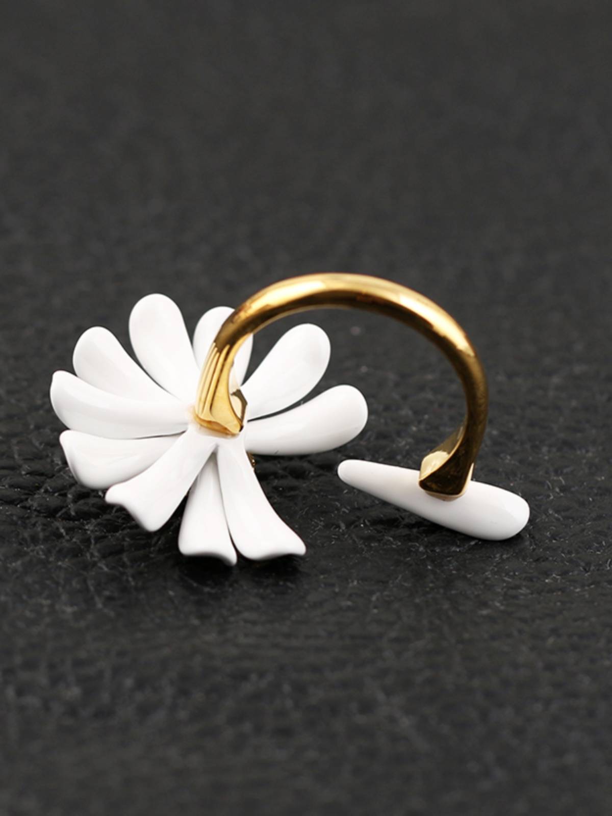 American niche light luxury, fresh personality versatile small daisy high -temperature baking paint flower ring opening can adjust the ring