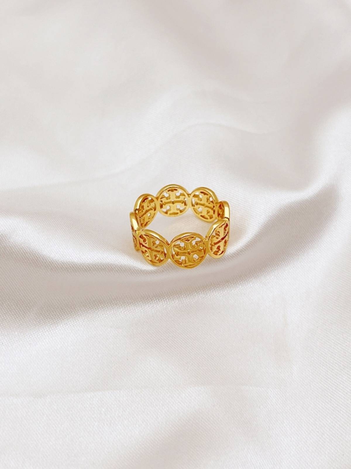Qingdao jewelry method fashion temperament wild retro, simple hollow logo ring woman