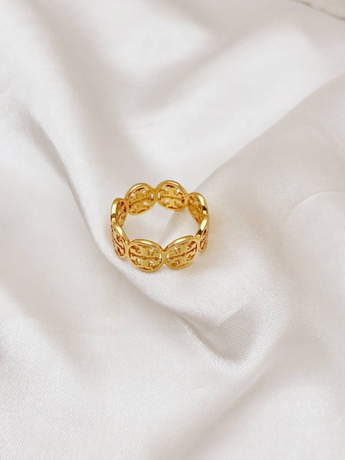 Qingdao jewelry method fashion temperament wild retro, simple hollow logo ring woman
