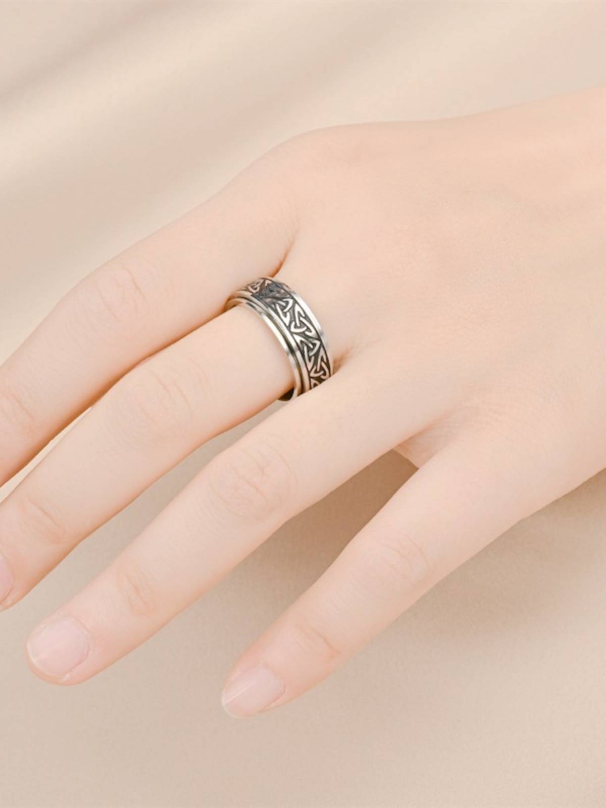 Cross -border explosion, titanium steel ring men's European and American style triangle rotation to decompress the finger ring to rotate
