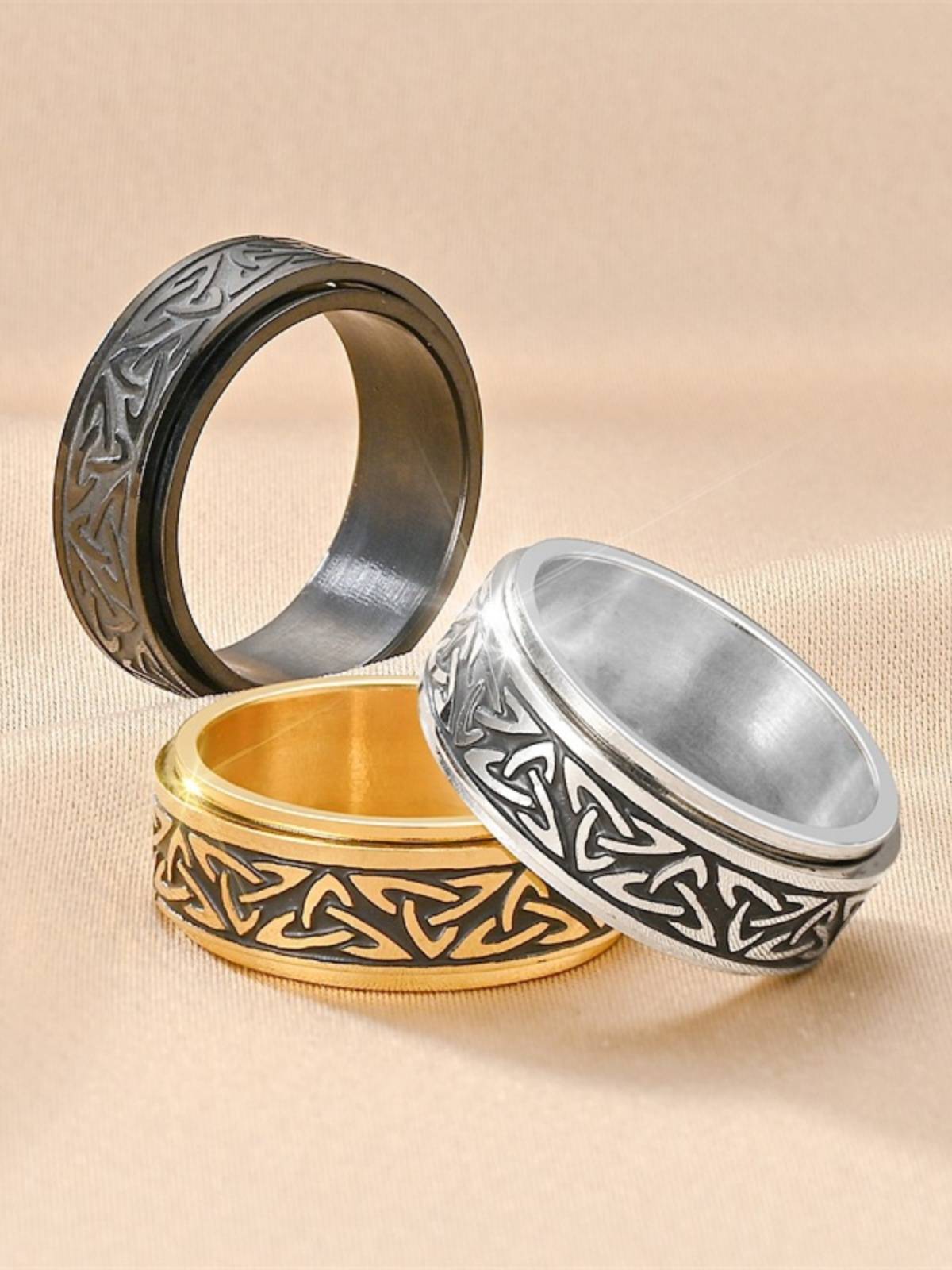 Cross -border explosion, titanium steel ring men's European and American style triangle rotation to decompress the finger ring to rotate