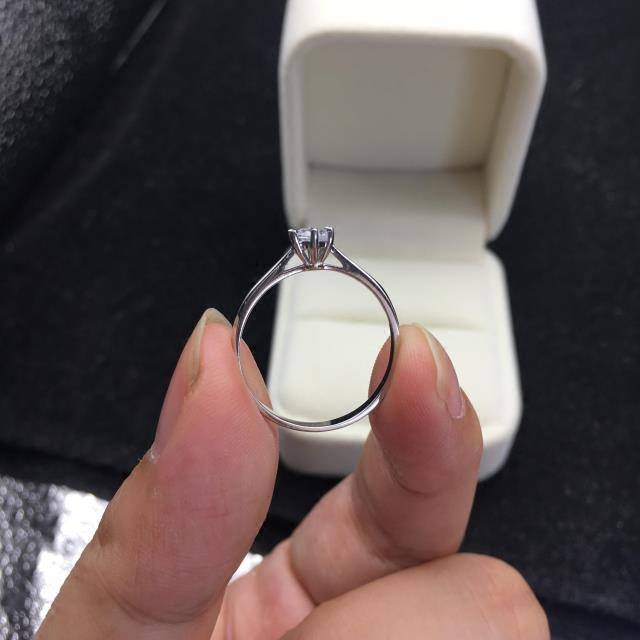 30 points Six -claw simulation Diamond Ring Female Diamond Ring Proposal Proposal Ring Polyclating Planted Planted Planted Wedding Gifts