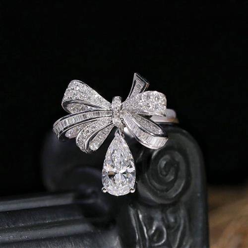 INS Wind Bow ring female niche design light luxury three -dimensional water drop pear -shaped high -carbon diamond middle finger ring