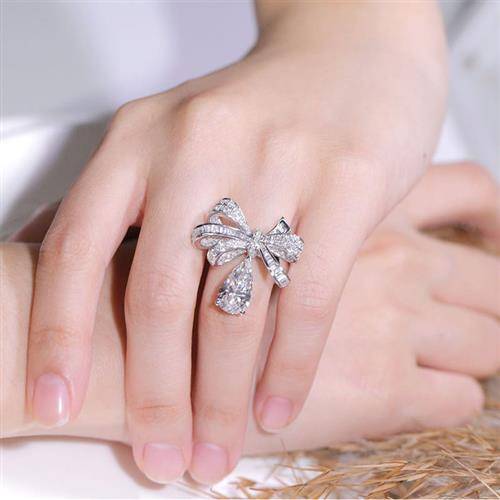INS Wind Bow ring female niche design light luxury three -dimensional water drop pear -shaped high -carbon diamond middle finger ring