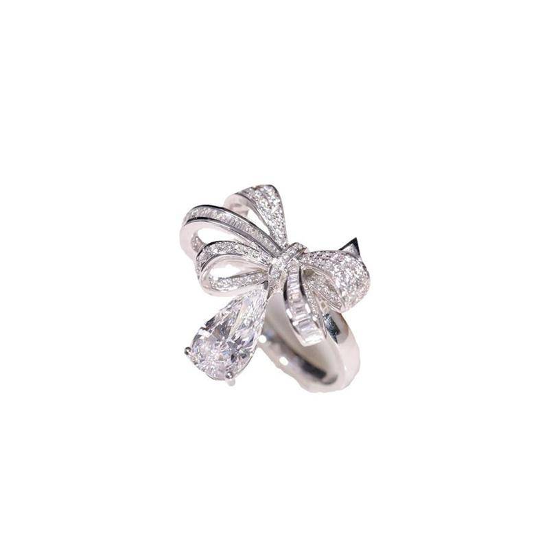INS Wind Bow ring female niche design light luxury three -dimensional water drop pear -shaped high -carbon diamond middle finger ring