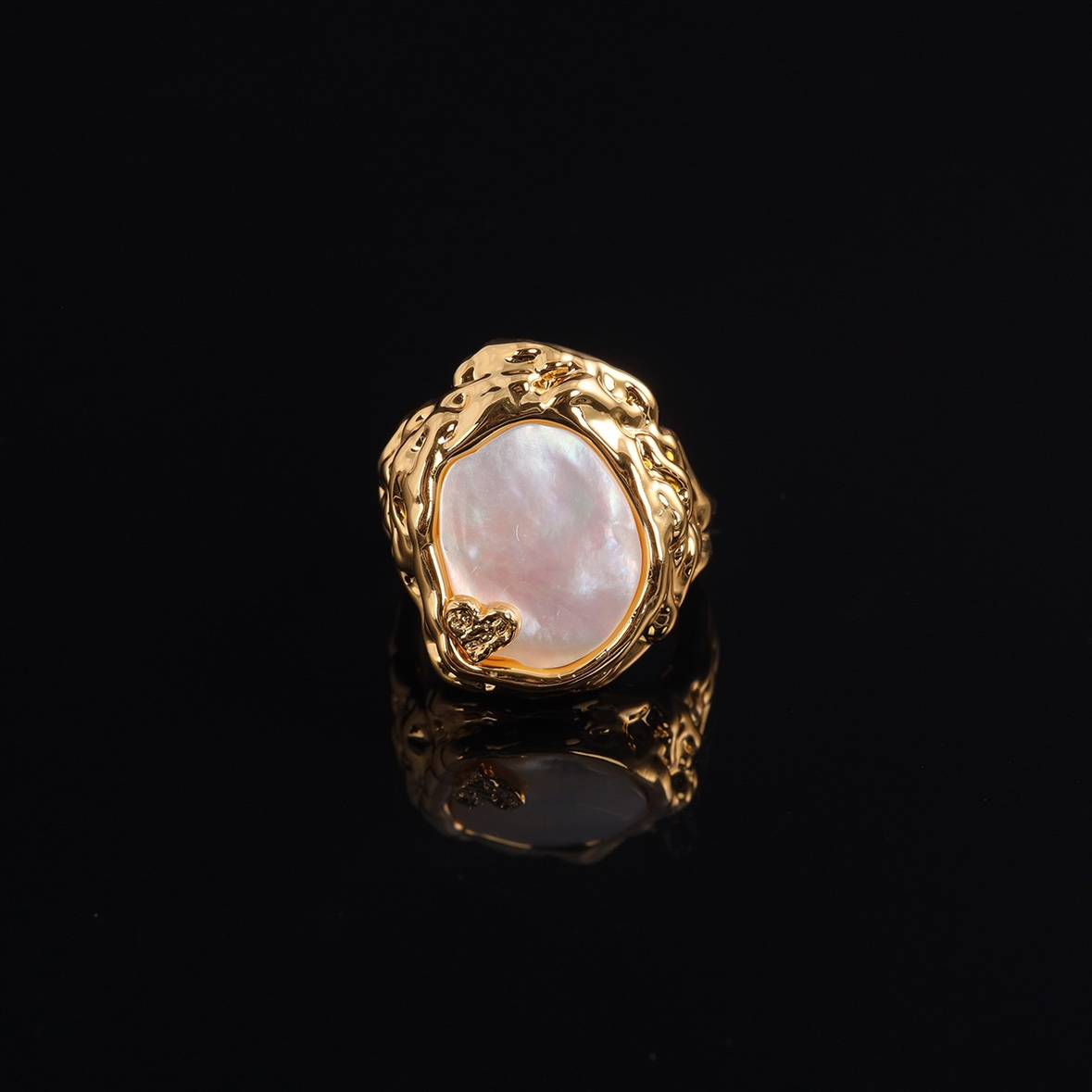 Middle -aged Vintage, fashion advanced retro, light luxury temperament versatile design bright gold abalone shell ring