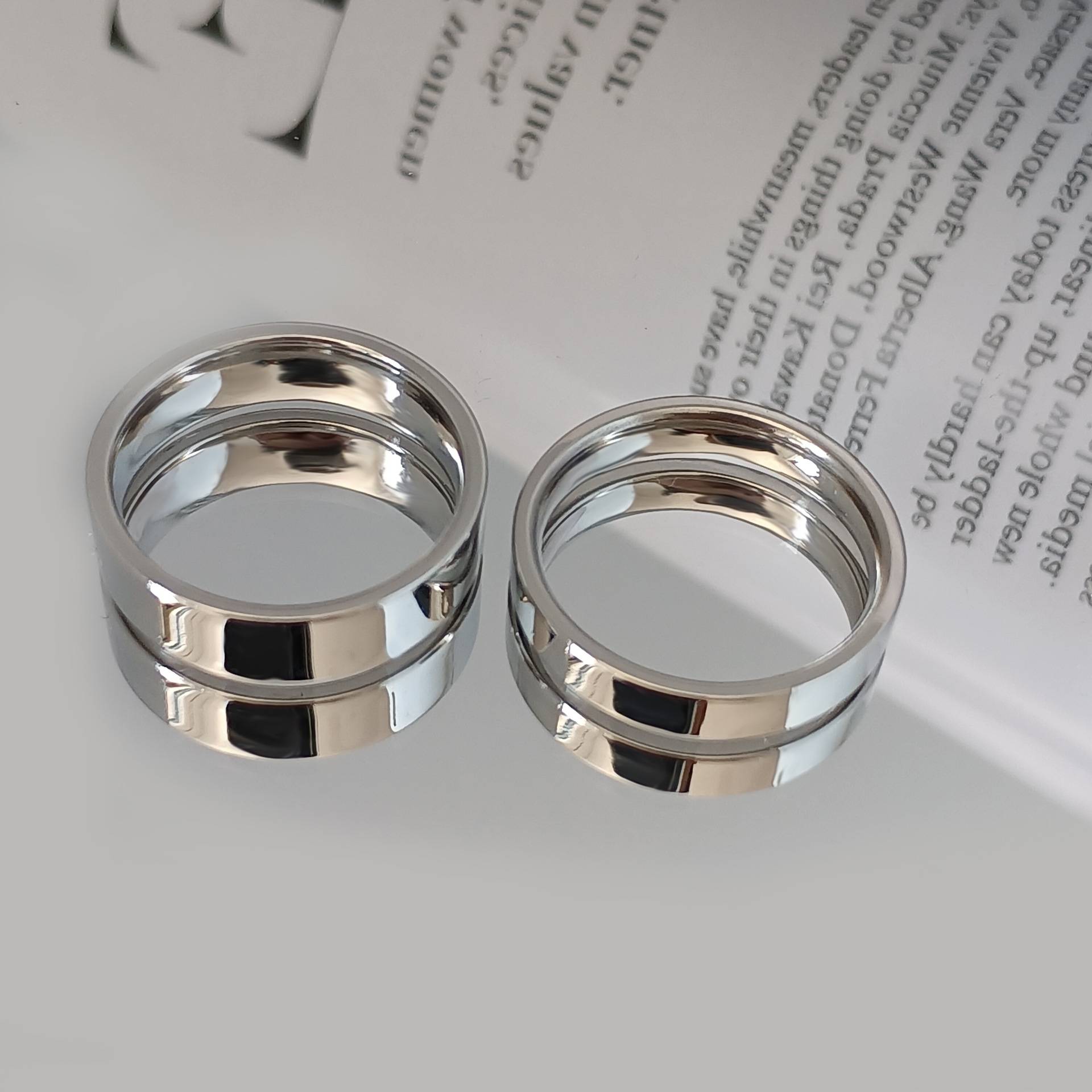 European and American new fashion minimalist light -faced titanium steel ring engraved printing plane stainless steel couple ring women do not lose color