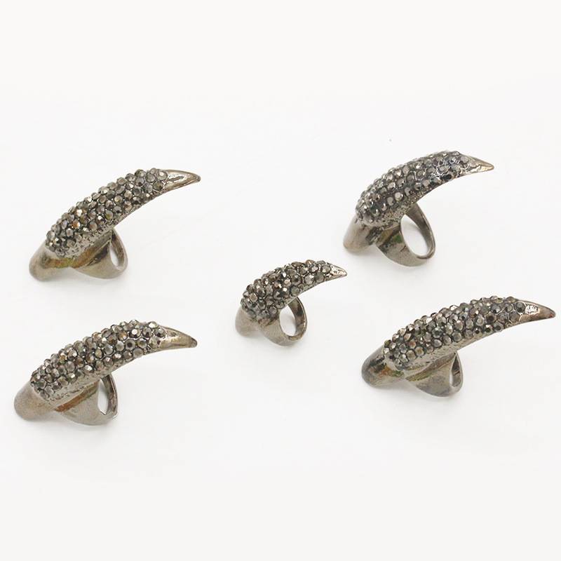 European and American retro eagle claw ring men's diamond rings 2 yuan store stalls source jewelry