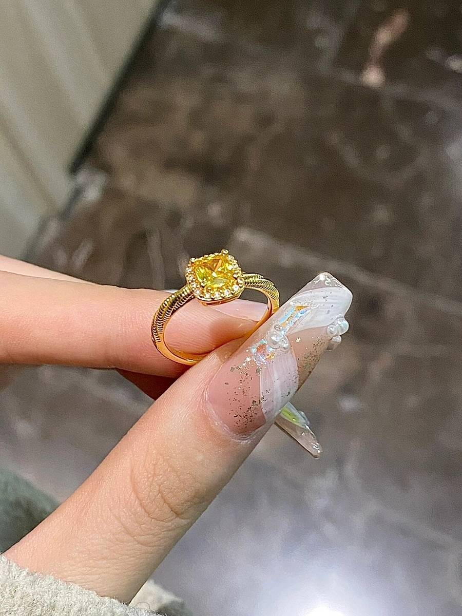 18K Golden Fang Sugar Ring Female Niche inlaid with yellow diamonds decorated with light luxury temperament Princess Fang Mosangstone diamond ring