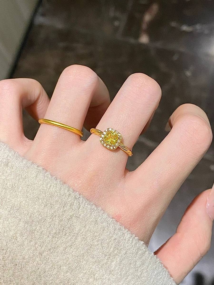 18K Golden Fang Sugar Ring Female Niche inlaid with yellow diamonds decorated with light luxury temperament Princess Fang Mosangstone diamond ring