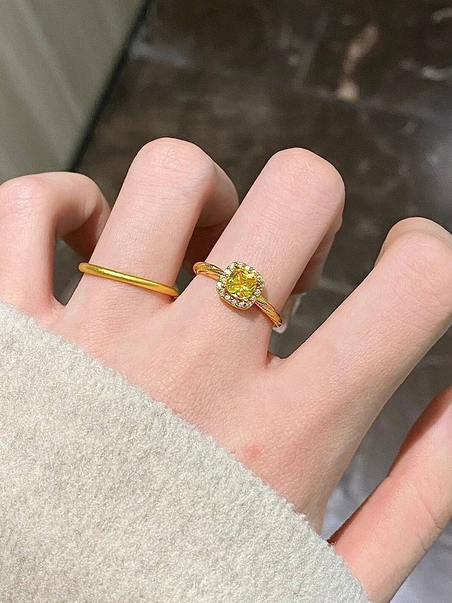 18K Golden Fang Sugar Ring Female Niche inlaid with yellow diamonds decorated with light luxury temperament Princess Fang Mosangstone diamond ring