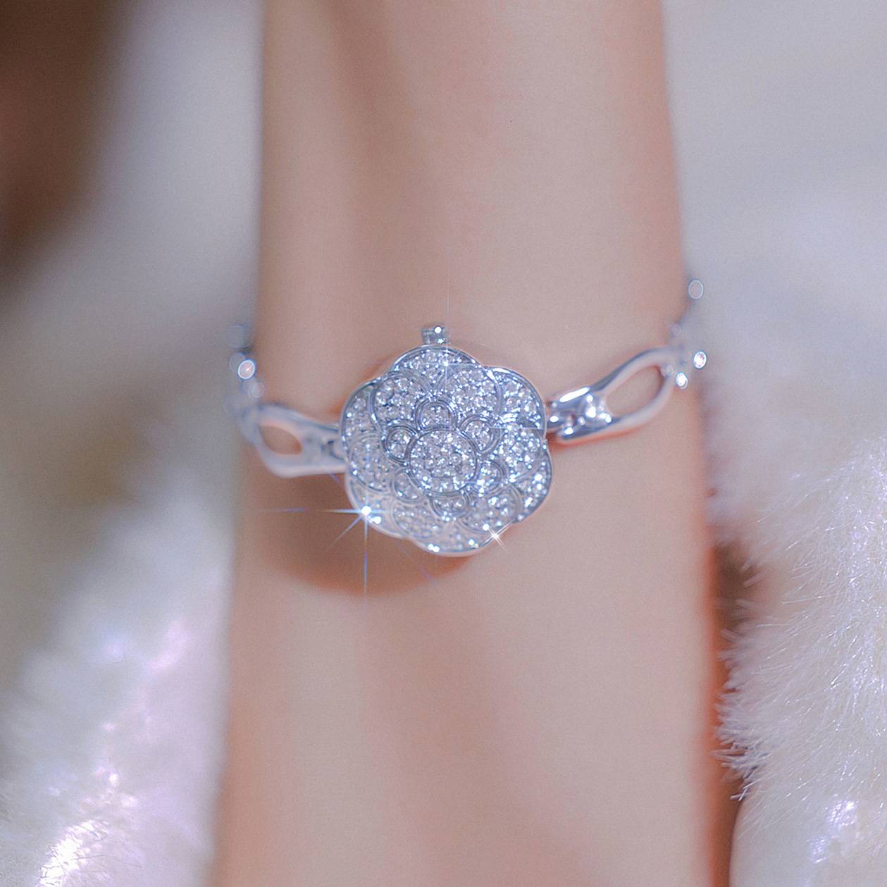 Retro hot -selling manufacturer Xiaoxiang flip the light luxury mountain tea bracelet watch temperament women's watch FA1810