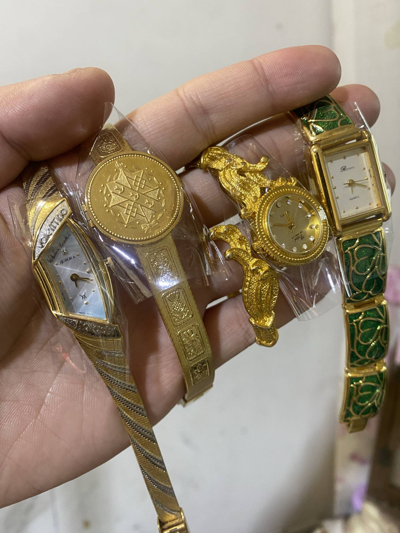 Middle -aged watch live broadcast special shooting antique retro golden temperament ladies watch one by one