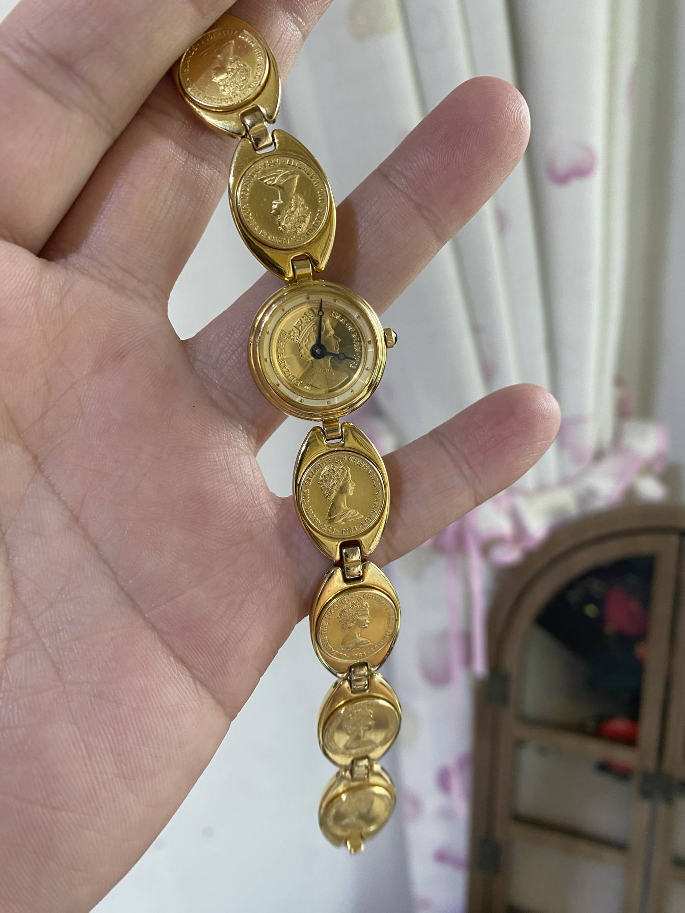 Middle -aged watch live broadcast special shooting antique retro golden temperament ladies watch one by one