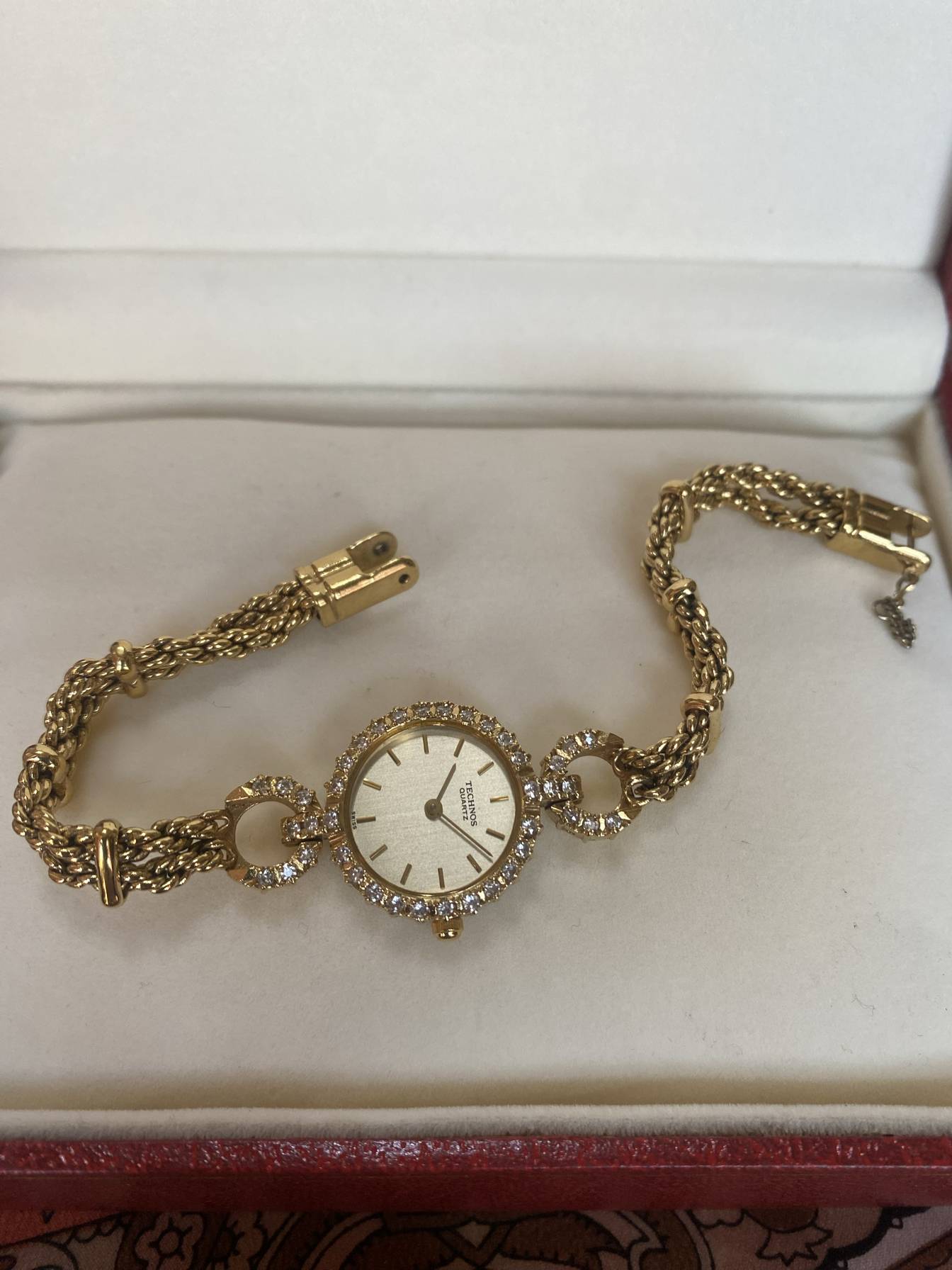 Middle -aged watch live broadcast special shooting antique retro golden temperament ladies watch one by one