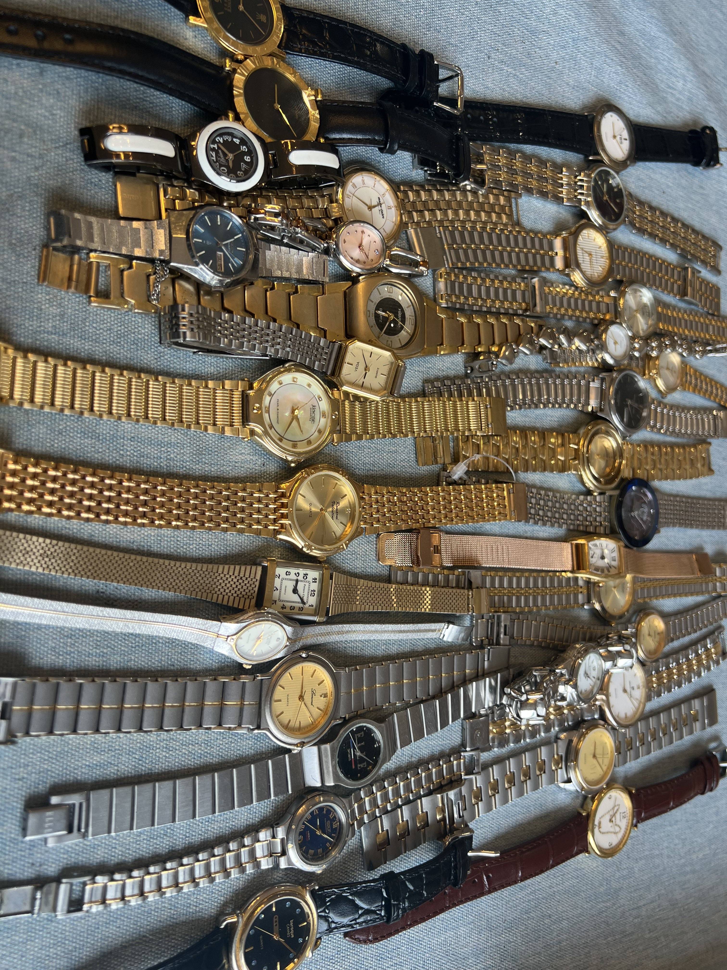 The ladies's middle -aged watch belt the link, which is based on the live broadcast room pictures.